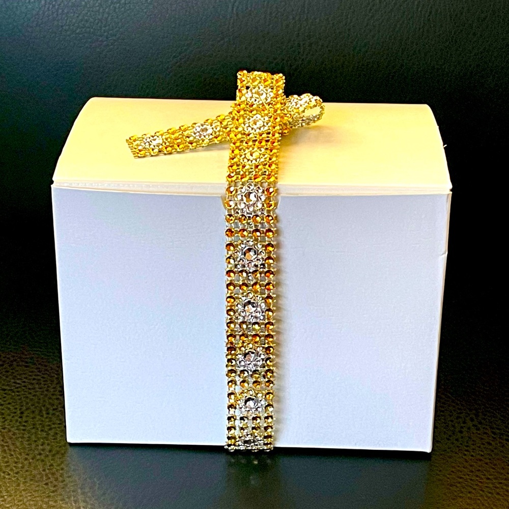 NEW AUTHENTIC HIGH-END MYSTERY MAKEUP BOX of $199 for $67 + Bonus Jewelry!!! - Picture 2 of 2